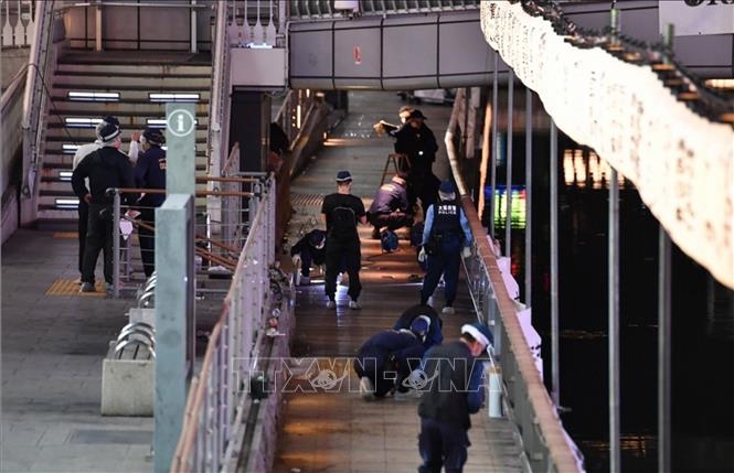 Cảnh sát Osaka điều tra tại hiện trường vụ một công dân Việt Nam bị hành hung và đẩy xuống sông Dotonbori tử vong, ngày 2-8 / TTXVN.